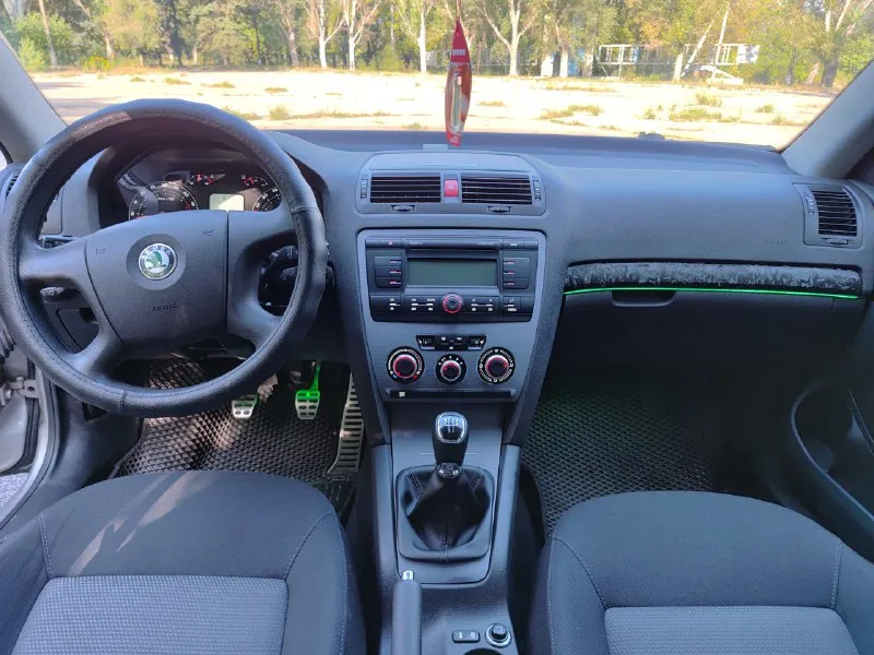 Skoda octavia a5 combi (универсал) автомобиль 2008 года выпуска, чешская сборка. пробег 346 000 километров. двигатель 1.9 tdi, bxe (105 лс). коробка механическая. крайне ресурсное сочетание силовых агрегатов. автомобиль в отличном техническом состоянии, обслужено всё, что только возможно и на лучших компонентах. подвеска, тормозные диски с перфорацией brembo, новая рулевая рейка с эур оригинал, новый акб, чистка тнвд, новый компрессор кондиционера и очень-очень много всего, расскажу по телефону или при встречи, т. к. за время владения сделал много чего, расписывать долго. турбину также проверяли, она в отличном состоянии, машина на свои 105 лошадиных сил едет очень хорошо. по комплектации, есть подогревы сидений, четыре эсп, омыватели фар, круиз-контроль, abs, esp, электронная блокировка дифференциала и помощь при подъёме в гору (блок abs стоит максимальный, с возможностью доустановки пп). два комплекта колес (лето и зима) на дисках. птс оригинал, я собственник. с автом 📞 звоните: +7(949)0891332 - фотография - 7