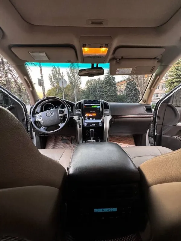 Продам toyota land cruiser 200 2010 года выпуска ❗️цена для быстрого покупателя 2.500.000 ₽❗️ автомобиль на 4.5 дизельном моторе, мотор работает превосходно, без вложений! есть вся сервисная история обслуживания. коробка обычный автомат, без пинков и рывков. настоящий полноприводный рамный джип! рама в идеальном состоянии. на автомобиле нету ни грамма коррозии. готов к любым проверкам. дополнительно установлены тормоза brembo за 280.000 ₽. топовая комплектация с мониторами, люком, с подогревами сидений, 4-х зонный климат контроль. родного пробега на машине 250.000 км. авто в родном окрасе, готов к любым проверкам. возможен обмен, на обмен дороже ❗️цена для быстрого покупателя 2.500.000 ₽❗️ +7 (949) 453-80-40 📞 звоните: +7(949)4538040 - фотография - 10