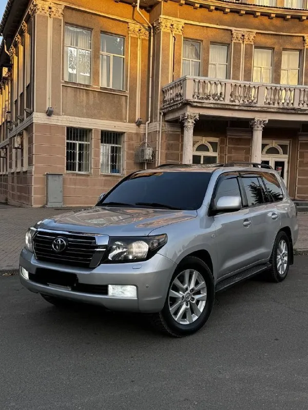 Продам toyota land cruiser 200 2010 года выпуска ❗️цена для быстрого покупателя 2.500.000 ₽❗️ автомобиль на 4.5 дизельном моторе, мотор работает превосходно, без вложений! есть вся сервисная история обслуживания. коробка обычный автомат, без пинков и рывков. настоящий полноприводный рамный джип! рама в идеальном состоянии. на автомобиле нету ни грамма коррозии. готов к любым проверкам. дополнительно установлены тормоза brembo за 280.000 ₽. топовая комплектация с мониторами, люком, с подогревами сидений, 4-х зонный климат контроль. родного пробега на машине 250.000 км. авто в родном окрасе, готов к любым проверкам. возможен обмен, на обмен дороже ❗️цена для быстрого покупателя 2.500.000 ₽❗️ +7 (949) 453-80-40 📞 звоните: +7(949)4538040 - фотография - 2