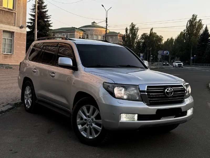 Продам toyota land cruiser 200 2010 года выпуска ❗️цена для быстрого покупателя 2.500.000 ₽❗️ автомобиль на 4.5 дизельном моторе, мотор работает превосходно, без вложений! есть вся сервисная история обслуживания. коробка обычный автомат, без пинков и рывков. настоящий полноприводный рамный джип! рама в идеальном состоянии. на автомобиле нету ни грамма коррозии. готов к любым проверкам. дополнительно установлены тормоза brembo за 280.000 ₽. топовая комплектация с мониторами, люком, с подогревами сидений, 4-х зонный климат контроль. родного пробега на машине 250.000 км. авто в родном окрасе, готов к любым проверкам. возможен обмен, на обмен дороже ❗️цена для быстрого покупателя 2.500.000 ₽❗️ +7 (949) 453-80-40 📞 звоните: +7(949)4538040 - фотография - 3