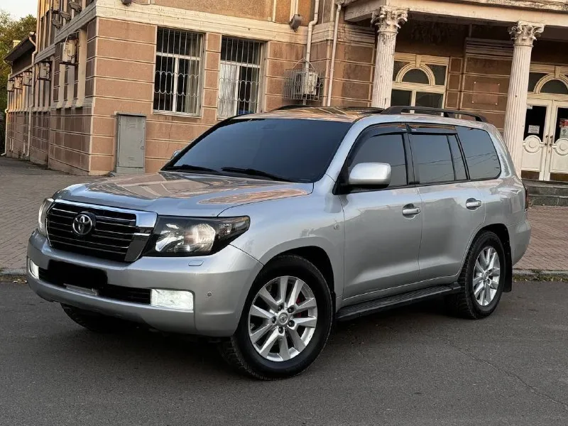 Продам toyota land cruiser 200 2010 года выпуска ❗️цена для быстрого покупателя 2.500.000 ₽❗️ автомобиль на 4.5 дизельном моторе, мотор работает превосходно, без вложений! есть вся сервисная история обслуживания. коробка обычный автомат, без пинков и рывков. настоящий полноприводный рамный джип! рама в идеальном состоянии. на автомобиле нету ни грамма коррозии. готов к любым проверкам. дополнительно установлены тормоза brembo за 280.000 ₽. топовая комплектация с мониторами, люком, с подогревами сидений, 4-х зонный климат контроль. родного пробега на машине 250.000 км. авто в родном окрасе, готов к любым проверкам. возможен обмен, на обмен дороже ❗️цена для быстрого покупателя 2.500.000 ₽❗️ +7 (949) 453-80-40 📞 звоните: +7(949)4538040 - фотография - 4