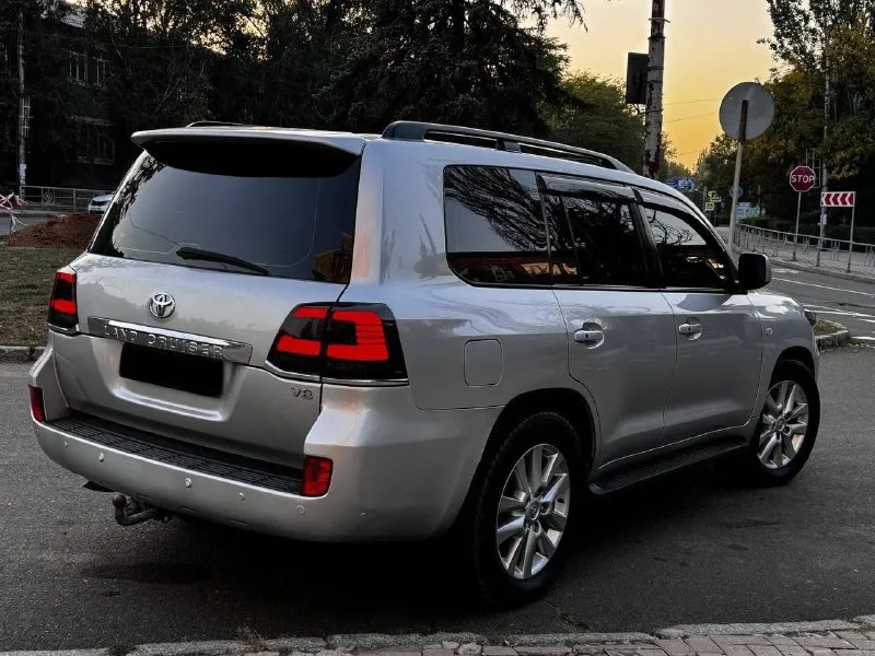 Продам toyota land cruiser 200 2010 года выпуска ❗️цена для быстрого покупателя 2.500.000 ₽❗️ автомобиль на 4.5 дизельном моторе, мотор работает превосходно, без вложений! есть вся сервисная история обслуживания. коробка обычный автомат, без пинков и рывков. настоящий полноприводный рамный джип! рама в идеальном состоянии. на автомобиле нету ни грамма коррозии. готов к любым проверкам. дополнительно установлены тормоза brembo за 280.000 ₽. топовая комплектация с мониторами, люком, с подогревами сидений, 4-х зонный климат контроль. родного пробега на машине 250.000 км. авто в родном окрасе, готов к любым проверкам. возможен обмен, на обмен дороже ❗️цена для быстрого покупателя 2.500.000 ₽❗️ +7 (949) 453-80-40 📞 звоните: +7(949)4538040 - фотография - 5