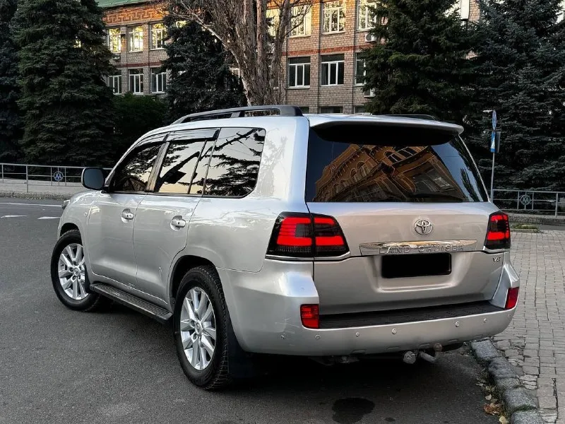 Продам toyota land cruiser 200 2010 года выпуска ❗️цена для быстрого покупателя 2.500.000 ₽❗️ автомобиль на 4.5 дизельном моторе, мотор работает превосходно, без вложений! есть вся сервисная история обслуживания. коробка обычный автомат, без пинков и рывков. настоящий полноприводный рамный джип! рама в идеальном состоянии. на автомобиле нету ни грамма коррозии. готов к любым проверкам. дополнительно установлены тормоза brembo за 280.000 ₽. топовая комплектация с мониторами, люком, с подогревами сидений, 4-х зонный климат контроль. родного пробега на машине 250.000 км. авто в родном окрасе, готов к любым проверкам. возможен обмен, на обмен дороже ❗️цена для быстрого покупателя 2.500.000 ₽❗️ +7 (949) 453-80-40 📞 звоните: +7(949)4538040 - фотография - 6