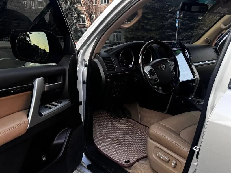 Продам toyota land cruiser 200 2010 года выпуска ❗️цена для быстрого покупателя 2.500.000 ₽❗️ автомобиль на 4.5 дизельном моторе, мотор работает превосходно, без вложений! есть вся сервисная история обслуживания. коробка обычный автомат, без пинков и рывков. настоящий полноприводный рамный джип! рама в идеальном состоянии. на автомобиле нету ни грамма коррозии. готов к любым проверкам. дополнительно установлены тормоза brembo за 280.000 ₽. топовая комплектация с мониторами, люком, с подогревами сидений, 4-х зонный климат контроль. родного пробега на машине 250.000 км. авто в родном окрасе, готов к любым проверкам. возможен обмен, на обмен дороже ❗️цена для быстрого покупателя 2.500.000 ₽❗️ +7 (949) 453-80-40 📞 звоните: +7(949)4538040 - фотография - 7