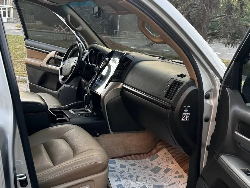 Продам toyota land cruiser 200 2010 года выпуска ❗️цена для быстрого покупателя 2.500.000 ₽❗️ автомобиль на 4.5 дизельном моторе, мотор работает превосходно, без вложений! есть вся сервисная история обслуживания. коробка обычный автомат, без пинков и рывков. настоящий полноприводный рамный джип! рама в идеальном состоянии. на автомобиле нету ни грамма коррозии. готов к любым проверкам. дополнительно установлены тормоза brembo за 280.000 ₽. топовая комплектация с мониторами, люком, с подогревами сидений, 4-х зонный климат контроль. родного пробега на машине 250.000 км. авто в родном окрасе, готов к любым проверкам. возможен обмен, на обмен дороже ❗️цена для быстрого покупателя 2.500.000 ₽❗️ +7 (949) 453-80-40 📞 звоните: +7(949)4538040 - фотография - 8