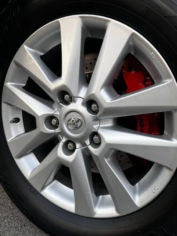 Продам toyota land cruiser 200 2010 года выпуска ❗️цена для быстрого покупателя 2.500.000 ₽❗️ автомобиль на 4.5 дизельном моторе, мотор работает превосходно, без вложений! есть вся сервисная история обслуживания. коробка обычный автомат, без пинков и рывков. настоящий полноприводный рамный джип! рама в идеальном состоянии. на автомобиле нету ни грамма коррозии. готов к любым проверкам. дополнительно установлены тормоза brembo за 280.000 ₽. топовая комплектация с мониторами, люком, с подогревами сидений, 4-х зонный климат контроль. родного пробега на машине 250.000 км. авто в родном окрасе, готов к любым проверкам. возможен обмен, на обмен дороже ❗️цена для быстрого покупателя 2.500.000 ₽❗️ +7 (949) 453-80-40 📞 звоните: +7(949)4538040 - фотография - 9