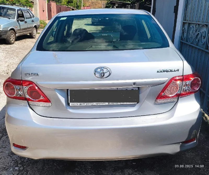 Toyota corolla 2012г. 49 т. км, пробег реальный, один хозяин, покупалась в автосалоне донецка в марте 2012, масло менялось каждые 6-7 тыс. , зимы ещё ни одной не видела, стояла в сухом отапливаемом гараже, расположенного на первом этаже частного дома, использовалась исключительно летом, в 2023 установлен только второй комплект резины, кандер полность рабочий, с завода ниразу не заправлялся, стекла все родные, електро зеркала, подогрев передних сиденей, стеклоподъёмники, имобилайзер, штатная магнитолла, 2 подушки безопасности, для поддержания рабочего состояния авто ежемесячно заводилось на несколько часов, акум до сих пор заводской и полностью работоспособный, сборка авто - япония, в родном окрасе, салон в идеале, двигатель ни разу не мылся. всё родное!!! любые проверки за ваш счёт. продажа в донецке, макеевке. цена - 1,300 без торга +79495057273 📞 звоните: +7(949)5057273 - фотография - 3