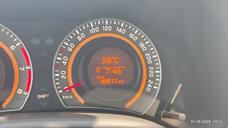 Toyota corolla 2012г. 49 т. км, пробег реальный, один хозяин, покупалась в автосалоне донецка в марте 2012, масло менялось каждые 6-7 тыс. , зимы ещё ни одной не видела, стояла в сухом отапливаемом гараже, расположенного на первом этаже частного дома, использовалась исключительно летом, в 2023 установлен только второй комплект резины, кандер полность рабочий, с завода ниразу не заправлялся, стекла все родные, електро зеркала, подогрев передних сиденей, стеклоподъёмники, имобилайзер, штатная магнитолла, 2 подушки безопасности, для поддержания рабочего состояния авто ежемесячно заводилось на несколько часов, акум до сих пор заводской и полностью работоспособный, сборка авто - япония, в родном окрасе, салон в идеале, двигатель ни разу не мылся. всё родное!!! любые проверки за ваш счёт. продажа в донецке, макеевке. цена - 1,300 без торга +79495057273 📞 звоните: +7(949)5057273 - фотография - 4