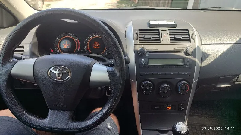 Toyota corolla 2012г. 49 т. км, пробег реальный, один хозяин, покупалась в автосалоне донецка в марте 2012, масло менялось каждые 6-7 тыс. , зимы ещё ни одной не видела, стояла в сухом отапливаемом гараже, расположенного на первом этаже частного дома, использовалась исключительно летом, в 2023 установлен только второй комплект резины, кандер полность рабочий, с завода ниразу не заправлялся, стекла все родные, електро зеркала, подогрев передних сиденей, стеклоподъёмники, имобилайзер, штатная магнитолла, 2 подушки безопасности, для поддержания рабочего состояния авто ежемесячно заводилось на несколько часов, акум до сих пор заводской и полностью работоспособный, сборка авто - япония, в родном окрасе, салон в идеале, двигатель ни разу не мылся. всё родное!!! любые проверки за ваш счёт. продажа в донецке, макеевке. цена - 1,300 без торга +79495057273 📞 звоните: +7(949)5057273 - фотография - 5