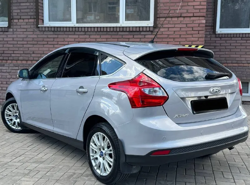 Продам ford focus 3 год:2013 пробег :180.000 родной пробег готов на любые проверки двигатель:1.6 коробка : автомат автотека зелёная без дтп в родном окрасе автомобиль в идеальном состоянии за машину не стыдно полностью обслужен от а до я ходовая работает идеально без посторонних звуков каждые 5.000 полное обслуживания за машину не стыдно готов на любые проверки за ваш счет комплектация полная : круиз контроль, двух зоный климат, bluetooth, навигатор, большой дисплей с интернетом, подогрев сидений, подогрев стекол, мульти руль, камера заднего вида, спорт режим, парктроники, в машине есть абсолютно всё для удобной езды цена: 860.000 +79495278015 - фотография - 4
