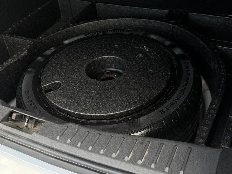 Продам ford focus 3 год:2013 пробег :180.000 родной пробег готов на любые проверки двигатель:1.6 коробка : автомат автотека зелёная без дтп в родном окрасе автомобиль в идеальном состоянии за машину не стыдно полностью обслужен от а до я ходовая работает идеально без посторонних звуков каждые 5.000 полное обслуживания за машину не стыдно готов на любые проверки за ваш счет комплектация полная : круиз контроль, двух зоный климат, bluetooth, навигатор, большой дисплей с интернетом, подогрев сидений, подогрев стекол, мульти руль, камера заднего вида, спорт режим, парктроники, в машине есть абсолютно всё для удобной езды цена: 860.000 +79495278015 - фотография - 6