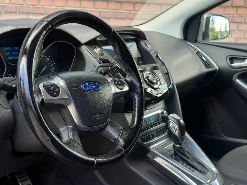 Продам ford focus 3 год:2013 пробег :180.000 родной пробег готов на любые проверки двигатель:1.6 коробка : автомат автотека зелёная без дтп в родном окрасе автомобиль в идеальном состоянии за машину не стыдно полностью обслужен от а до я ходовая работает идеально без посторонних звуков каждые 5.000 полное обслуживания за машину не стыдно готов на любые проверки за ваш счет комплектация полная : круиз контроль, двух зоный климат, bluetooth, навигатор, большой дисплей с интернетом, подогрев сидений, подогрев стекол, мульти руль, камера заднего вида, спорт режим, парктроники, в машине есть абсолютно всё для удобной езды цена: 860.000 +79495278015 - фотография - 9