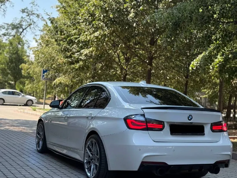 Продам bmw 335 2012 года выпуска мотор 3.0 бензин (n55 306 л. с.) пробег 167.000 км задний привод 🔥 коробка автомат работает отлично. комплектация: 2-х зоный климат контроль электро регулировка боковых зеркал, складывание зеркал, комфорт сидения, память сидений, подогревы сидений, подогрев рулевого колеса, мультифункциональное рулевое колесо, бортовой компьютер, датчик света, датчик дождя, передние и задние парктронники, камера заднего вида, люк, слепые зоны. машина полностью обслужена все заказ наряды имеются. сделан хороший приятный выхлоп установлены пайпы, все стекла в круг родные включая лобовое. новые оригинальные диски, жирная резина. любой вид переоформления. ✅возможна продажа в кредит, обмен цена 2.250.000 хорошим людям хороший торг 🤝🏼 номер для связи +79493224930 - фотография - 6