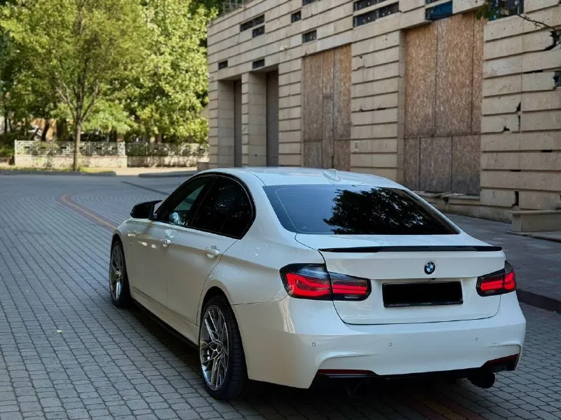 Продам bmw 335 2012 года выпуска мотор 3.0 бензин (n55 306 л. с.) пробег 167.000 км задний привод 🔥 коробка автомат работает отлично. комплектация: 2-х зоный климат контроль электро регулировка боковых зеркал, складывание зеркал, комфорт сидения, память сидений, подогревы сидений, подогрев рулевого колеса, мультифункциональное рулевое колесо, бортовой компьютер, датчик света, датчик дождя, передние и задние парктронники, камера заднего вида, люк, слепые зоны. машина полностью обслужена все заказ наряды имеются. сделан хороший приятный выхлоп установлены пайпы, все стекла в круг родные включая лобовое. новые оригинальные диски, жирная резина. любой вид переоформления. ✅возможна продажа в кредит, обмен цена 2.250.000 хорошим людям хороший торг 🤝🏼 номер для связи +79493224930 - фотография - 7
