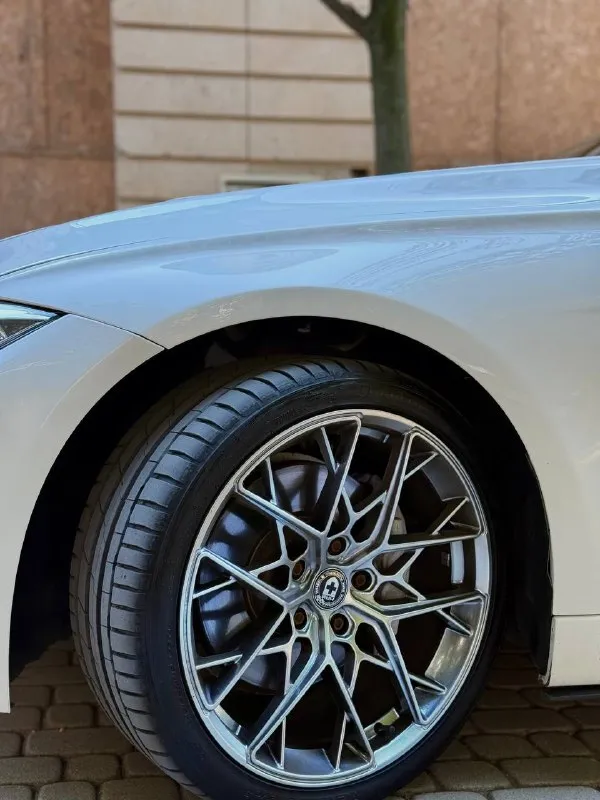 Продам bmw 335 2012 года выпуска мотор 3.0 бензин (n55 306 л. с.) пробег 167.000 км задний привод 🔥 коробка автомат работает отлично. комплектация: 2-х зоный климат контроль электро регулировка боковых зеркал, складывание зеркал, комфорт сидения, память сидений, подогревы сидений, подогрев рулевого колеса, мультифункциональное рулевое колесо, бортовой компьютер, датчик света, датчик дождя, передние и задние парктронники, камера заднего вида, люк, слепые зоны. машина полностью обслужена все заказ наряды имеются. сделан хороший приятный выхлоп установлены пайпы, все стекла в круг родные включая лобовое. новые оригинальные диски, жирная резина. любой вид переоформления. ✅возможна продажа в кредит, обмен цена 2.250.000 хорошим людям хороший торг 🤝🏼 номер для связи +79493224930 - фотография - 8