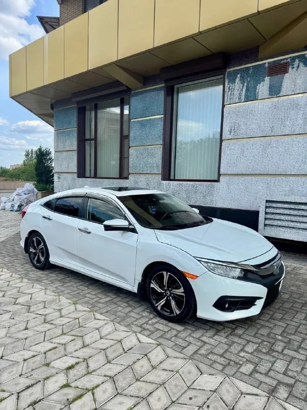 Продам honda civic touring 2018 отличный автомобиль на каждый день, в полной комплектации touring. двигатель 1.5t, бензин, родной пробег 158.000km очень экономный и резвый седан для города. ухоженный и полностью обслужен. покрыт керамикой. два комплекта резины зима/лето. любые проверки. адекватный торг. возможен обмен. 💰 1.850.000 ₽ +7 (949) 777-05-05 📞 звоните: +7(949)7770505 - фотография - 3