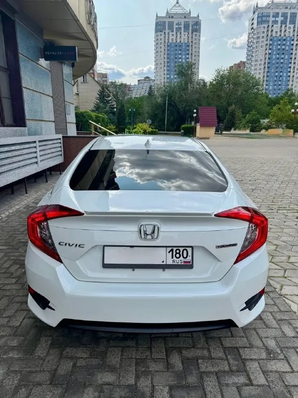 Продам honda civic touring 2018 отличный автомобиль на каждый день, в полной комплектации touring. двигатель 1.5t, бензин, родной пробег 158.000km очень экономный и резвый седан для города. ухоженный и полностью обслужен. покрыт керамикой. два комплекта резины зима/лето. любые проверки. адекватный торг. возможен обмен. 💰 1.850.000 ₽ +7 (949) 777-05-05 📞 звоните: +7(949)7770505 - фотография - 5