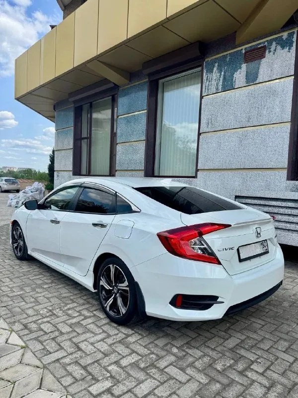Продам honda civic touring 2018 отличный автомобиль на каждый день, в полной комплектации touring. двигатель 1.5t, бензин, родной пробег 158.000km очень экономный и резвый седан для города. ухоженный и полностью обслужен. покрыт керамикой. два комплекта резины зима/лето. любые проверки. адекватный торг. возможен обмен. 💰 1.850.000 ₽ +7 (949) 777-05-05 📞 звоните: +7(949)7770505 - фотография - 6