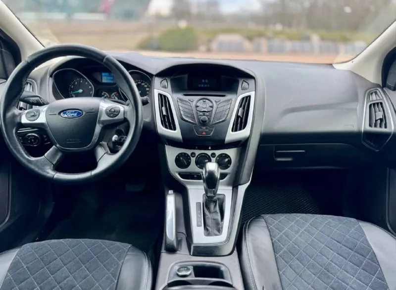 Срочно первая цена по рф продам ford focus, 2013г выпуска в комплектации sport 125 л. с. пробег 167.000 мотор 1.6 коробка 6-ступенчатая акпп мотор работает отлично без проблем. коробка переключает идеально без пинков, работает идеально. кузов в хорошем состоянии, был один косметический окрас, одной передней левой двери. по ходовой части все в порядке нечего не стучит и нет не каких посторонних звуков. по комплектации есть все необходимое для удобной и комфортной эксплуатации. печка греет идеально, кондиционер работает в полном режиме. 2 стеклоподъемника. hill launch assist: с сист. поддержки троганья на склоне. аксессуарн. блок usb. подогрев зеркал. датчик дождя. датчик света. мульти-руль. продажа через мрео осмотр г. донецк звоните в любое время +79499952361 цена 780.000 торг 📞 звоните: +7(949)9952361 - фотография - 5