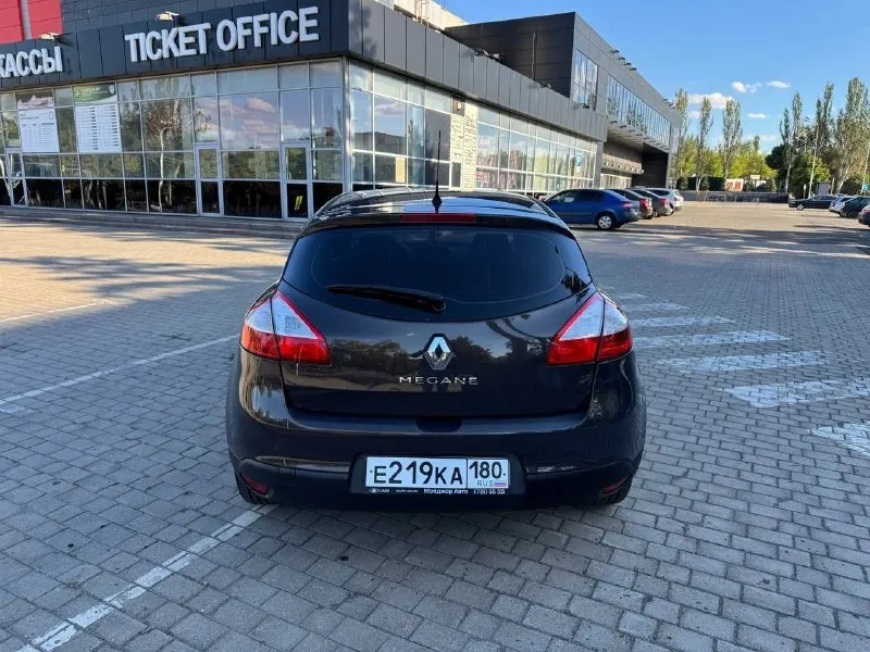 Продам рено меган 3 2013 год 1 рестайлинг на механике, мотор 1.6 16 клапанный к4м. машина в хорошем состоянии вся в родной краске. мотор контрактный с пробегом 80тыс км, сцепление+выжимной новое, задние стойки новые, резина 2000 км лето новая+ зима шипы в отличном состоянии. блины передние новые +колодки. подегревы сидений,2 зоный климат контроль, датчик света, датчик дождя, аbc, esp. доводчики всех стекол. машина хозяйская делалась для себя. с документами полный порядок любое переоформление!!!все остальные вопросы по телефону!!!цена 870 торг!!! +79494143564 - фотография - 2