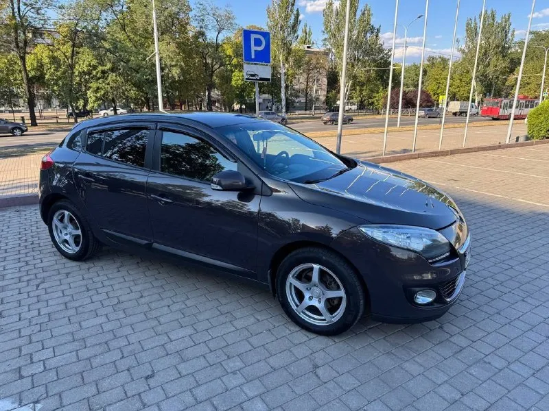 Продам рено меган 3 2013 год 1 рестайлинг на механике, мотор 1.6 16 клапанный к4м. машина в хорошем состоянии вся в родной краске. мотор контрактный с пробегом 80тыс км, сцепление+выжимной новое, задние стойки новые, резина 2000 км лето новая+ зима шипы в отличном состоянии. блины передние новые +колодки. подегревы сидений,2 зоный климат контроль, датчик света, датчик дождя, аbc, esp. доводчики всех стекол. машина хозяйская делалась для себя. с документами полный порядок любое переоформление!!!все остальные вопросы по телефону!!!цена 870 торг!!! +79494143564 - фотография - 3