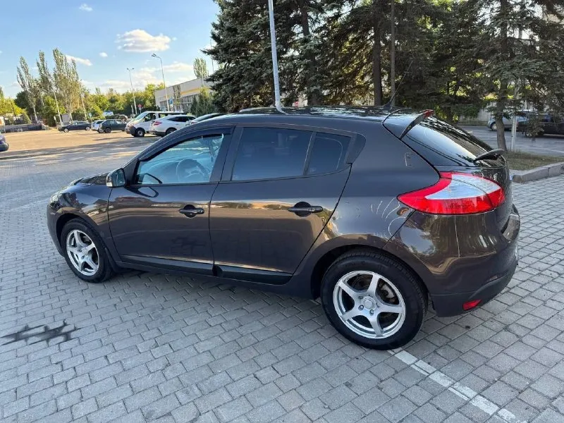 Продам рено меган 3 2013 год 1 рестайлинг на механике, мотор 1.6 16 клапанный к4м. машина в хорошем состоянии вся в родной краске. мотор контрактный с пробегом 80тыс км, сцепление+выжимной новое, задние стойки новые, резина 2000 км лето новая+ зима шипы в отличном состоянии. блины передние новые +колодки. подегревы сидений,2 зоный климат контроль, датчик света, датчик дождя, аbc, esp. доводчики всех стекол. машина хозяйская делалась для себя. с документами полный порядок любое переоформление!!!все остальные вопросы по телефону!!!цена 870 торг!!! +79494143564 - фотография - 4