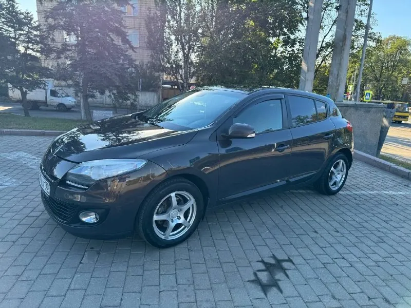 Продам рено меган 3 2013 год 1 рестайлинг на механике, мотор 1.6 16 клапанный к4м. машина в хорошем состоянии вся в родной краске. мотор контрактный с пробегом 80тыс км, сцепление+выжимной новое, задние стойки новые, резина 2000 км лето новая+ зима шипы в отличном состоянии. блины передние новые +колодки. подегревы сидений,2 зоный климат контроль, датчик света, датчик дождя, аbc, esp. доводчики всех стекол. машина хозяйская делалась для себя. с документами полный порядок любое переоформление!!!все остальные вопросы по телефону!!!цена 870 торг!!! +79494143564 - фотография - 5