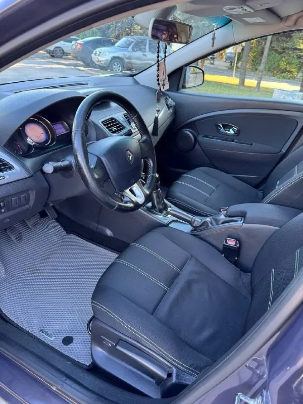 Продам рено меган 3 2013 год 1 рестайлинг на механике, мотор 1.6 16 клапанный к4м. машина в хорошем состоянии вся в родной краске. мотор контрактный с пробегом 80тыс км, сцепление+выжимной новое, задние стойки новые, резина 2000 км лето новая+ зима шипы в отличном состоянии. блины передние новые +колодки. подегревы сидений,2 зоный климат контроль, датчик света, датчик дождя, аbc, esp. доводчики всех стекол. машина хозяйская делалась для себя. с документами полный порядок любое переоформление!!!все остальные вопросы по телефону!!!цена 870 торг!!! +79494143564 - фотография - 8