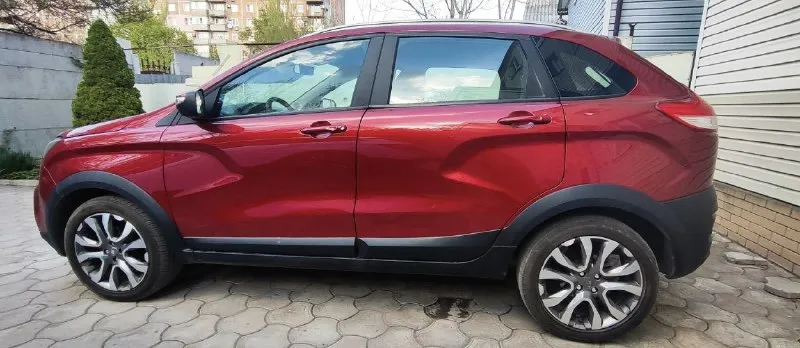 Lada xray cross, 2021 автоматическая коробка, бензин, 1,6л. передний привод, пробег - 70 км. машина в хорошем состоянии, небитая, мотор коробка ниссан, салон целый, чистый, стоит головное устройство с apple car play и android auto, камера заднего вида, сигнализация цена: 1500000 руб звоните +79493354459 - фотография - 2