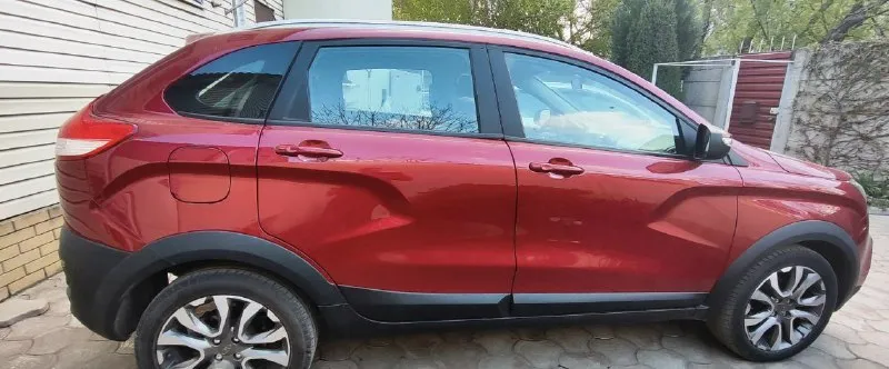 Lada xray cross, 2021 автоматическая коробка, бензин, 1,6л. передний привод, пробег - 70 км. машина в хорошем состоянии, небитая, мотор коробка ниссан, салон целый, чистый, стоит головное устройство с apple car play и android auto, камера заднего вида, сигнализация цена: 1500000 руб звоните +79493354459 - фотография - 3