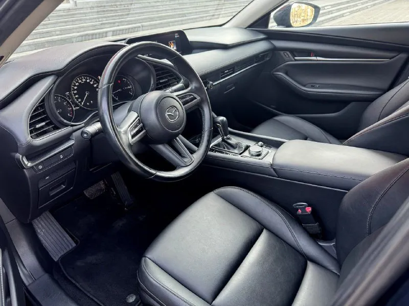 Mazda 3, 2020, 2,5 автомат, 56000 км. в хорошей комплектации, кожа, адаптивный круиз-контроль, удержание в полосе, асистенты безопасности, датчики слепых зоны, мультимедиа с большим монитором и apple carplay. 1 владелец в рф. привезена в феврале 2024 года. новая резина bridgestone. возможно оформление в кредит. возможен обмен. более детальная информация по телефону. цена - 2.150.000 р. +79493250509 - фотография - 6