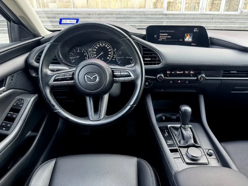 Mazda 3, 2020, 2,5 автомат, 56000 км. в хорошей комплектации, кожа, адаптивный круиз-контроль, удержание в полосе, асистенты безопасности, датчики слепых зоны, мультимедиа с большим монитором и apple carplay. 1 владелец в рф. привезена в феврале 2024 года. новая резина bridgestone. возможно оформление в кредит. возможен обмен. более детальная информация по телефону. цена - 2.150.000 р. +79493250509 - фотография - 7