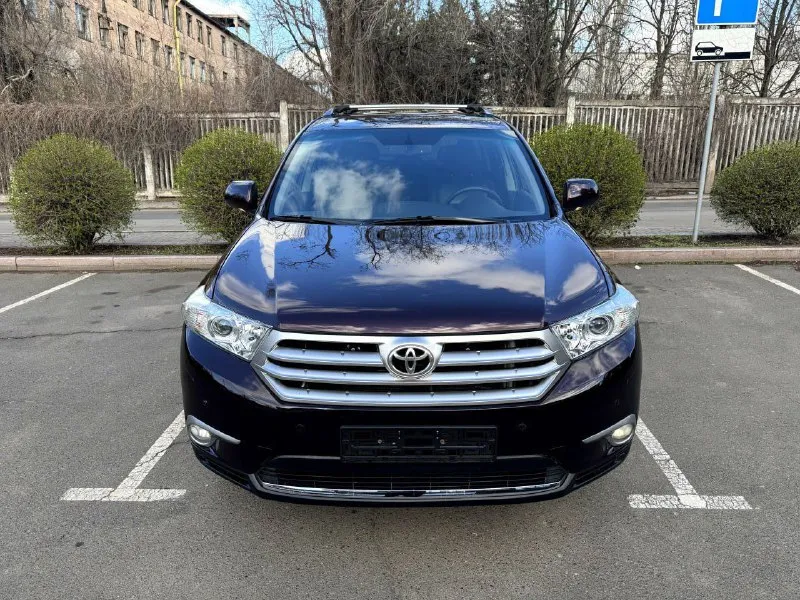 Toyota highlander, 2012 3.5 автомат, 267000 км. автомобиль в безупречном внешнем и техническом состоянии! обслужен. мотор, коробка, ходовая часть на отлично. кузов и салон тоже на отлично, без дтп, всего два косметических окраса. максимальная комплектация люкс! 7 мест. в 2023 году установлено хорошее газовое оборудование. возможно оформление а кредит. возможен обмен. более подробно по телефону. цена - 2.090.000 р. +79494041233 - фотография - 2