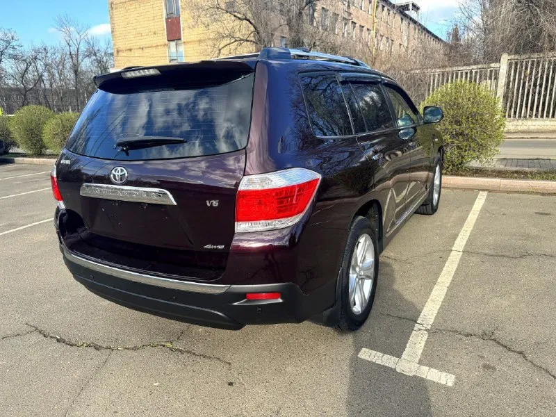 Toyota highlander, 2012 3.5 автомат, 267000 км. автомобиль в безупречном внешнем и техническом состоянии! обслужен. мотор, коробка, ходовая часть на отлично. кузов и салон тоже на отлично, без дтп, всего два косметических окраса. максимальная комплектация люкс! 7 мест. в 2023 году установлено хорошее газовое оборудование. возможно оформление а кредит. возможен обмен. более подробно по телефону. цена - 2.090.000 р. +79494041233 - фотография - 6