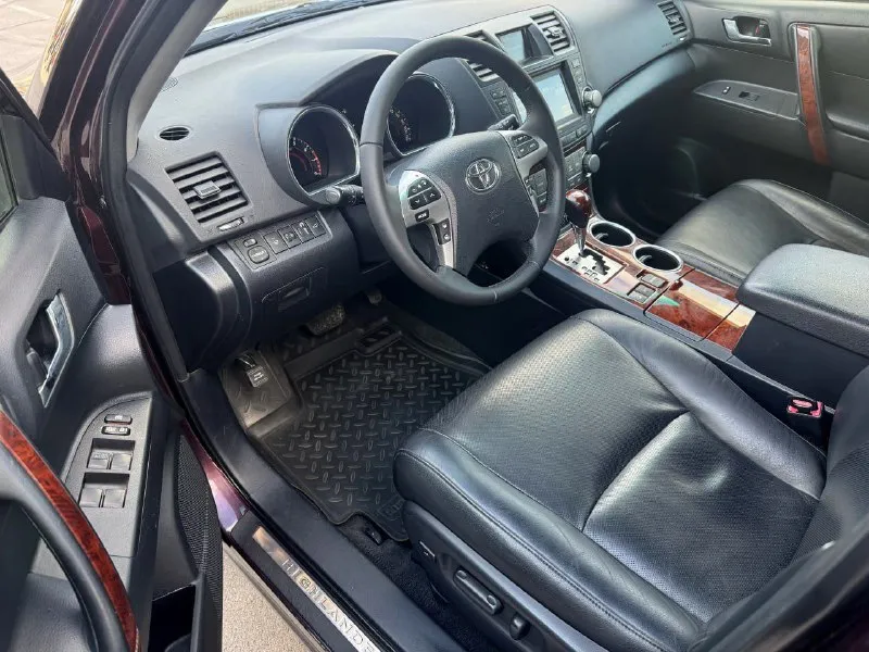 Toyota highlander, 2012 3.5 автомат, 267000 км. автомобиль в безупречном внешнем и техническом состоянии! обслужен. мотор, коробка, ходовая часть на отлично. кузов и салон тоже на отлично, без дтп, всего два косметических окраса. максимальная комплектация люкс! 7 мест. в 2023 году установлено хорошее газовое оборудование. возможно оформление а кредит. возможен обмен. более подробно по телефону. цена - 2.090.000 р. +79494041233 - фотография - 7