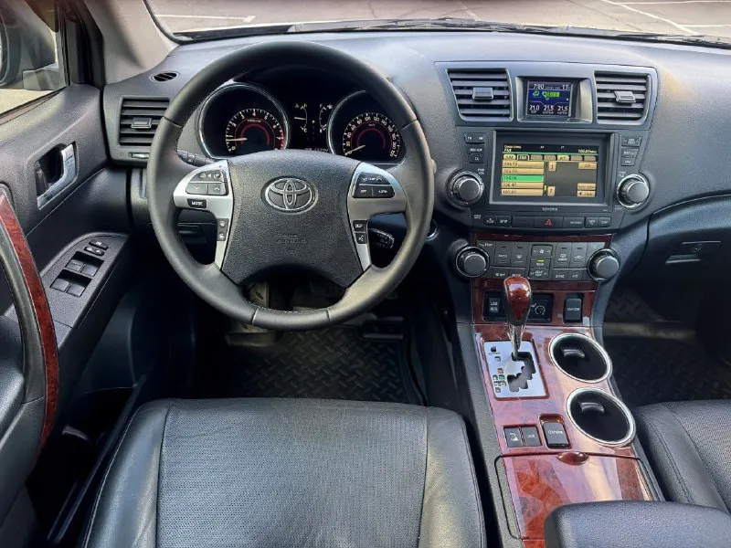 Toyota highlander, 2012 3.5 автомат, 267000 км. автомобиль в безупречном внешнем и техническом состоянии! обслужен. мотор, коробка, ходовая часть на отлично. кузов и салон тоже на отлично, без дтп, всего два косметических окраса. максимальная комплектация люкс! 7 мест. в 2023 году установлено хорошее газовое оборудование. возможно оформление а кредит. возможен обмен. более подробно по телефону. цена - 2.090.000 р. +79494041233 - фотография - 8