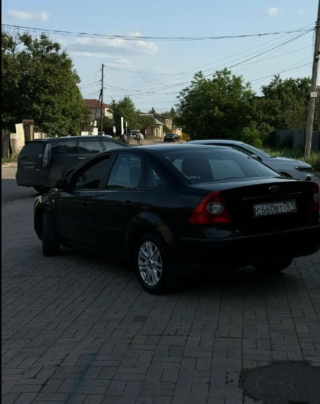 Ford focus ll 1.6 (100л. с) механика состояние сел поехал продажа срочная! перед продажей было сделано: замена масла в двигателе, и в коробке. замена лобового стекла чтобы можно было поставить на учёт. новый аккумулятор. поставлен мульти руль и сенсорная магнитола. сзади в багажнике лежит задняя подвеска вся, а также комплект задних колодок и троса для ручника ( ручник не работает) стоит рабочее, но езжу на бензине. чистка форсунок. поменяны рулевые тяги, рулевые наконечники, тормозные диски перед, тормозные колодки перед. не троит работает отлично, масло 5-6 тысяч ликви молли, от замены до замены. цена: 339000₽ торг звонить : +79497770603 продажа в г. донецк ( и только 📞 звоните: +7(949)7770603 - фотография - 2
