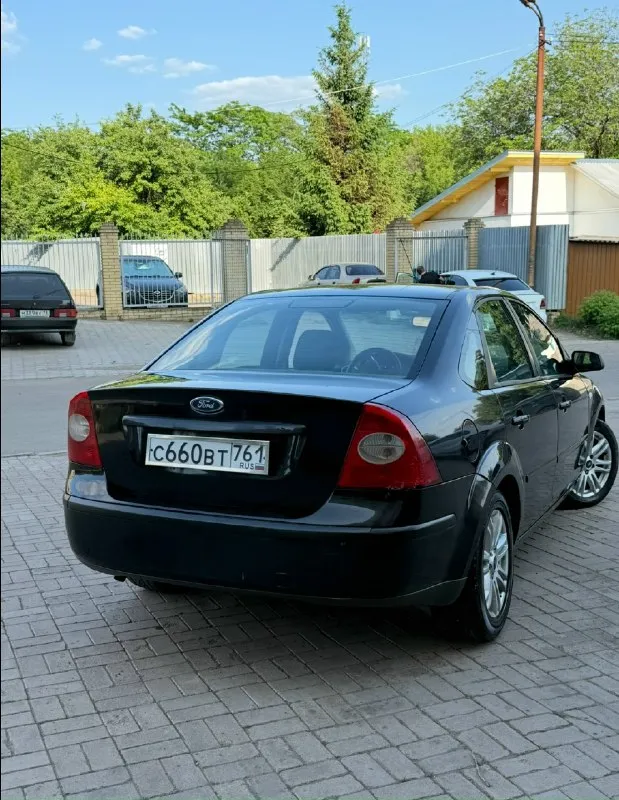 Ford focus ll 1.6 (100л. с) механика состояние сел поехал продажа срочная! перед продажей было сделано: замена масла в двигателе, и в коробке. замена лобового стекла чтобы можно было поставить на учёт. новый аккумулятор. поставлен мульти руль и сенсорная магнитола. сзади в багажнике лежит задняя подвеска вся, а также комплект задних колодок и троса для ручника ( ручник не работает) стоит рабочее, но езжу на бензине. чистка форсунок. поменяны рулевые тяги, рулевые наконечники, тормозные диски перед, тормозные колодки перед. не троит работает отлично, масло 5-6 тысяч ликви молли, от замены до замены. цена: 339000₽ торг звонить : +79497770603 продажа в г. донецк ( и только 📞 звоните: +7(949)7770603 - фотография - 5