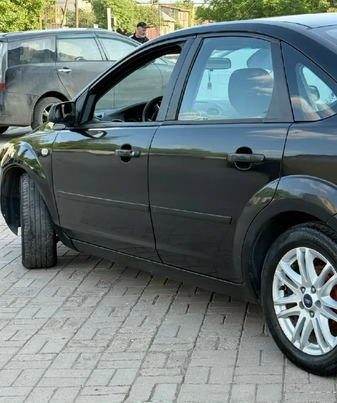 Ford focus ll 1.6 (100л. с) механика состояние сел поехал продажа срочная! перед продажей было сделано: замена масла в двигателе, и в коробке. замена лобового стекла чтобы можно было поставить на учёт. новый аккумулятор. поставлен мульти руль и сенсорная магнитола. сзади в багажнике лежит задняя подвеска вся, а также комплект задних колодок и троса для ручника ( ручник не работает) стоит рабочее, но езжу на бензине. чистка форсунок. поменяны рулевые тяги, рулевые наконечники, тормозные диски перед, тормозные колодки перед. не троит работает отлично, масло 5-6 тысяч ликви молли, от замены до замены. цена: 339000₽ торг звонить : +79497770603 продажа в г. донецк ( и только 📞 звоните: +7(949)7770603 - фотография - 7