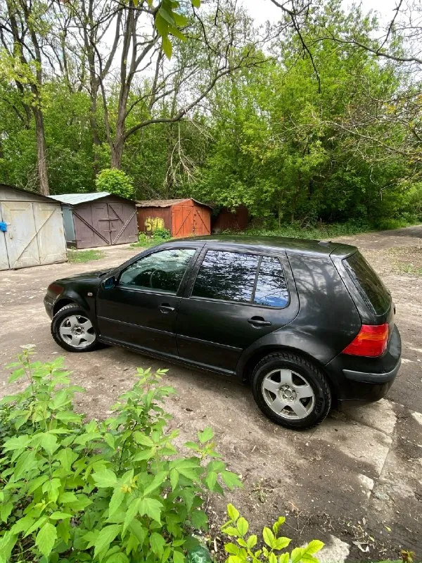 Продам/обменяю гольф5 мотор1,6 есть минусы разбито лобовое стекло (не сильно ) надо поменять диск сц... - фотография