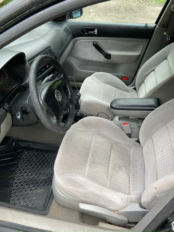 Продам/обменяю гольф5 мотор1,6 есть минусы разбито лобовое стекло (не сильно ) надо поменять диск сцепления машина едет но немного буксует все остальное работает как надо все кнопки лампочки едет бодро даже на таком сцепление обмен интересен на бмв/ mercedes возможно моя доплата цена 300к телефон +79490952100(не звонить писать в тг) 📞 звоните: +7(949)0952100 - фотография - 4