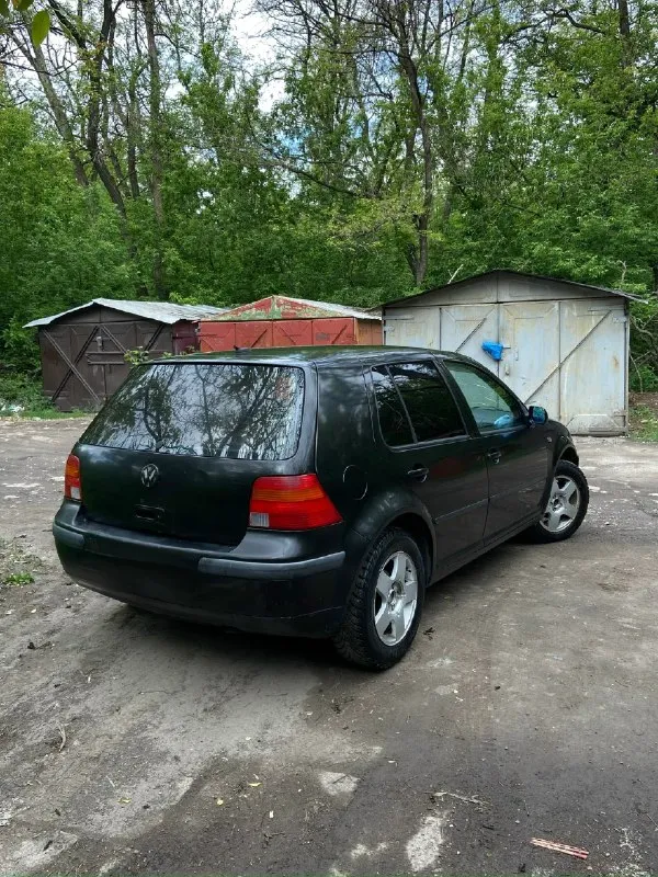 Продам/обменяю гольф5 мотор1,6 есть минусы разбито лобовое стекло (не сильно ) надо поменять диск сцепления машина едет но немного буксует все остальное работает как надо все кнопки лампочки едет бодро даже на таком сцепление обмен интересен на бмв/ mercedes возможно моя доплата цена 300к телефон +79490952100(не звонить писать в тг) 📞 звоните: +7(949)0952100 - фотография - 7