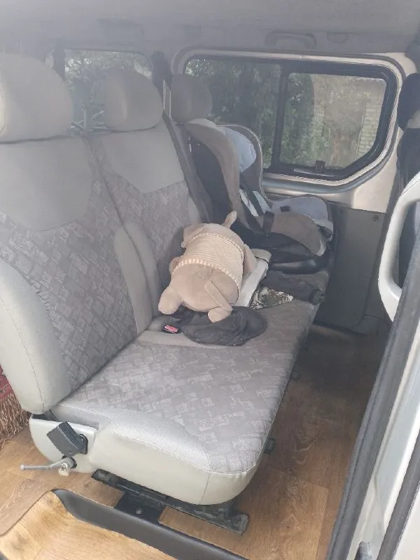 Продам opel vivaro 2002 г. в. двигател 1.9 dti двс и кпп после ремонта. ходовая вся пересыпана. надо заменить радиатор кондея он куплен. кузов в отличном состоянии, заводской пассажир, резина зима-лето на дисках в перевозках не участвовал цена 1 200 000₽ торез торг +7949-388-08-77 📞 звоните: +7(949)3880877 - фотография - 3