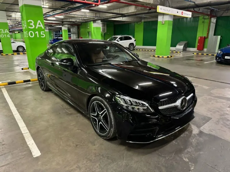 Продам mercedes c200 w205 рестайлинг 1.5 турбо 2021 года выпуска! куплена на оф. дилере, не привезенная. три хозяина за все время эксплуатации. пробег 45 тыс. км оригинал, салон в идеальном состоянии, ничего не крутилось и не менялось, весь в родном заводском окрасе, в бронепленке с автосалона, вкруг заводское остекление. коробка работает отлично, двигатель без дефектов. авто без вложений от слова совсем, сел и поехал. любые проверки на ваших сто. продажа срочная от собственника! цена: 4 🍋 рублей, торг, реальному покупателю‼️тел. +79498431343 г. донецк - фотография - 2