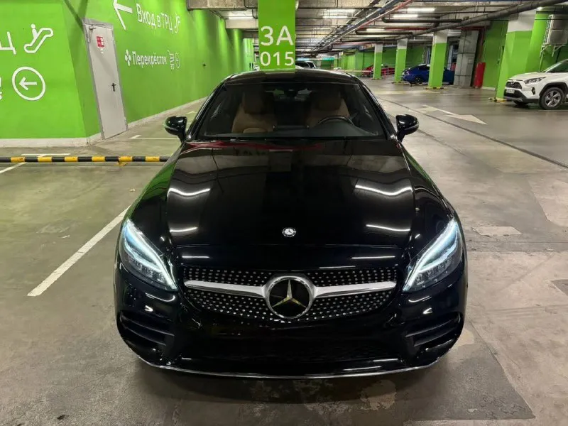 Продам mercedes c200 w205 рестайлинг 1.5 турбо 2021 года выпуска! куплена на оф. дилере, не привезенная. три хозяина за все время эксплуатации. пробег 45 тыс. км оригинал, салон в идеальном состоянии, ничего не крутилось и не менялось, весь в родном заводском окрасе, в бронепленке с автосалона, вкруг заводское остекление. коробка работает отлично, двигатель без дефектов. авто без вложений от слова совсем, сел и поехал. любые проверки на ваших сто. продажа срочная от собственника! цена: 4 🍋 рублей, торг, реальному покупателю‼️тел. +79498431343 г. донецк - фотография - 3