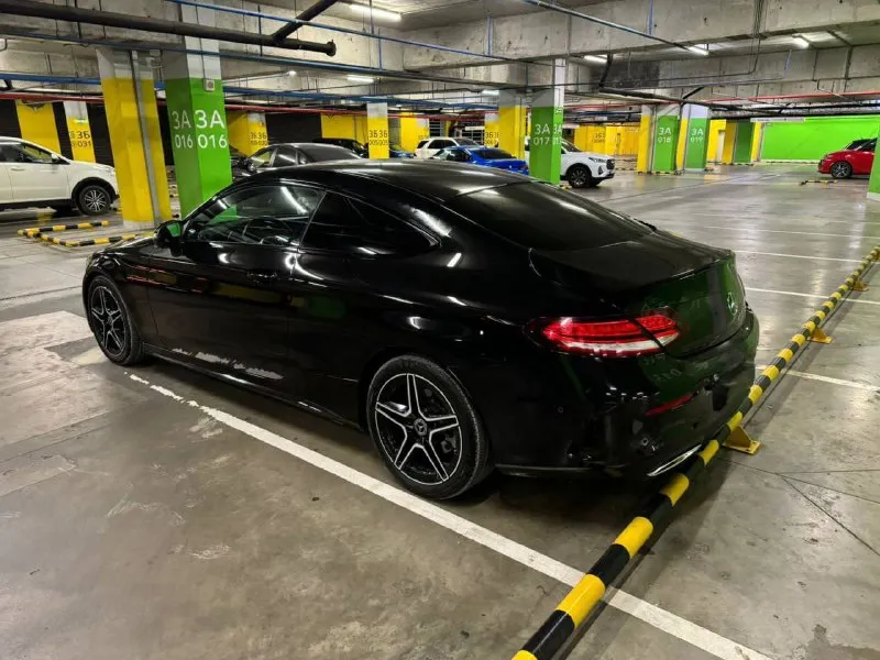 Продам mercedes c200 w205 рестайлинг 1.5 турбо 2021 года выпуска! куплена на оф. дилере, не привезенная. три хозяина за все время эксплуатации. пробег 45 тыс. км оригинал, салон в идеальном состоянии, ничего не крутилось и не менялось, весь в родном заводском окрасе, в бронепленке с автосалона, вкруг заводское остекление. коробка работает отлично, двигатель без дефектов. авто без вложений от слова совсем, сел и поехал. любые проверки на ваших сто. продажа срочная от собственника! цена: 4 🍋 рублей, торг, реальному покупателю‼️тел. +79498431343 г. донецк - фотография - 4