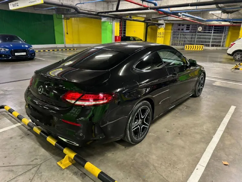 Продам mercedes c200 w205 рестайлинг 1.5 турбо 2021 года выпуска! куплена на оф. дилере, не привезенная. три хозяина за все время эксплуатации. пробег 45 тыс. км оригинал, салон в идеальном состоянии, ничего не крутилось и не менялось, весь в родном заводском окрасе, в бронепленке с автосалона, вкруг заводское остекление. коробка работает отлично, двигатель без дефектов. авто без вложений от слова совсем, сел и поехал. любые проверки на ваших сто. продажа срочная от собственника! цена: 4 🍋 рублей, торг, реальному покупателю‼️тел. +79498431343 г. донецк - фотография - 5