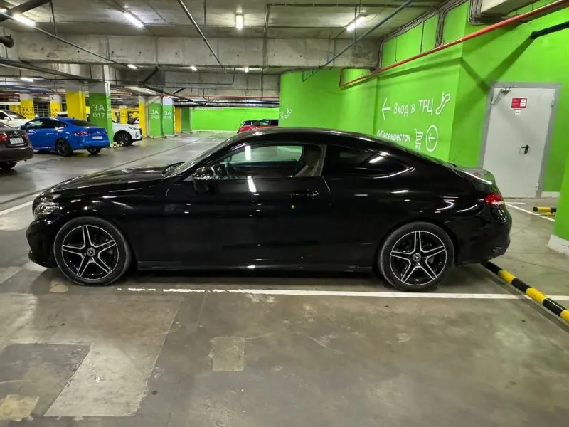 Продам mercedes c200 w205 рестайлинг 1.5 турбо 2021 года выпуска! куплена на оф. дилере, не привезенная. три хозяина за все время эксплуатации. пробег 45 тыс. км оригинал, салон в идеальном состоянии, ничего не крутилось и не менялось, весь в родном заводском окрасе, в бронепленке с автосалона, вкруг заводское остекление. коробка работает отлично, двигатель без дефектов. авто без вложений от слова совсем, сел и поехал. любые проверки на ваших сто. продажа срочная от собственника! цена: 4 🍋 рублей, торг, реальному покупателю‼️тел. +79498431343 г. донецк - фотография - 6