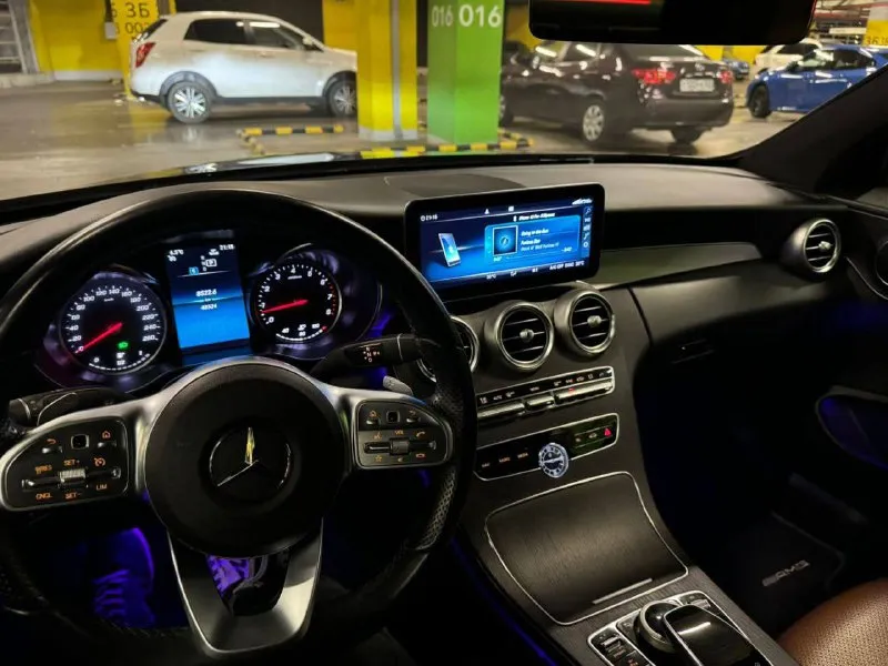 Продам mercedes c200 w205 рестайлинг 1.5 турбо 2021 года выпуска! куплена на оф. дилере, не привезенная. три хозяина за все время эксплуатации. пробег 45 тыс. км оригинал, салон в идеальном состоянии, ничего не крутилось и не менялось, весь в родном заводском окрасе, в бронепленке с автосалона, вкруг заводское остекление. коробка работает отлично, двигатель без дефектов. авто без вложений от слова совсем, сел и поехал. любые проверки на ваших сто. продажа срочная от собственника! цена: 4 🍋 рублей, торг, реальному покупателю‼️тел. +79498431343 г. донецк - фотография - 7