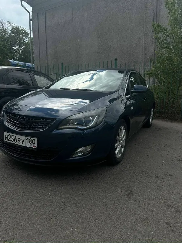 Opel astra j 1.6 бензин, без турбины. автомат. пробег 208 тыс. 2010 г. в. по кузову весной обрабатыв... - фотография